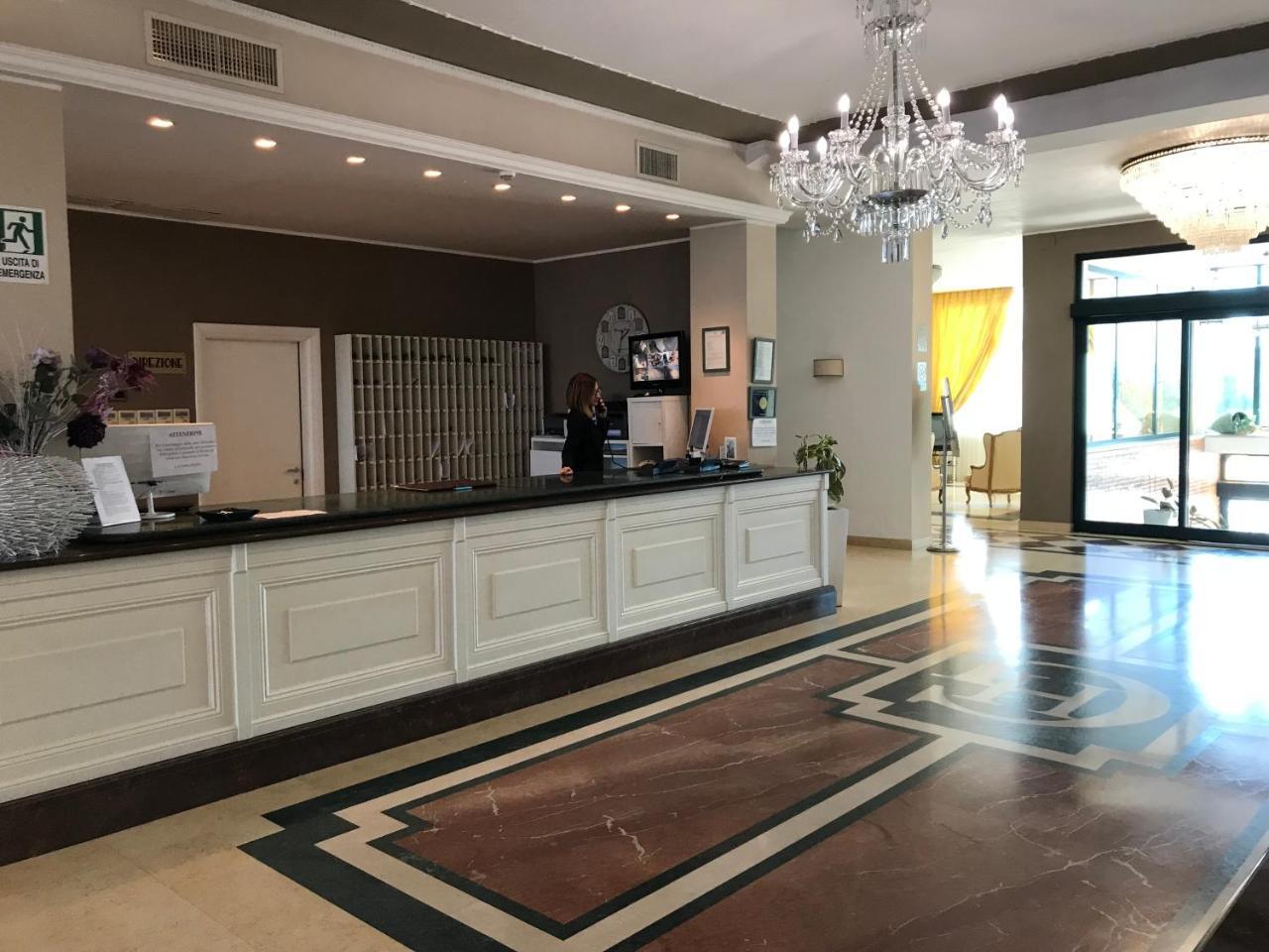 蒙特西尔瓦诺格兰德酒店 Montesilvano Marina 外观 照片