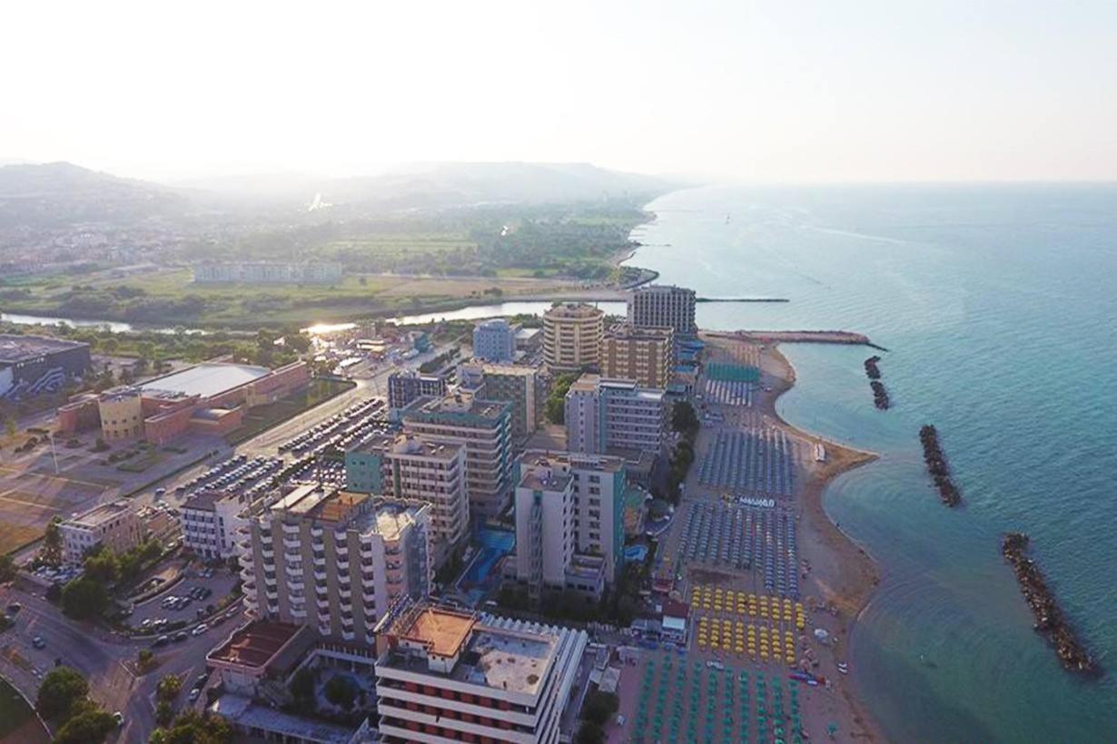 蒙特西尔瓦诺格兰德酒店 Montesilvano Marina 外观 照片
